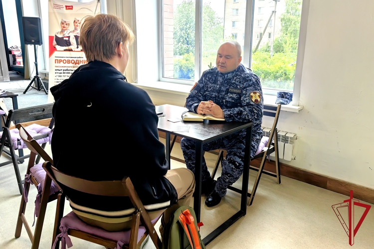В Няндоме на «Ярмарке вакансий» рассказали о службе в Росгвардии