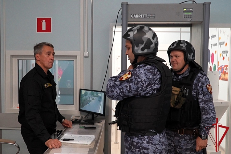 В Архангельской области Росгвардия перед единым днем голосования проверяет работоспособность тревожных кнопок