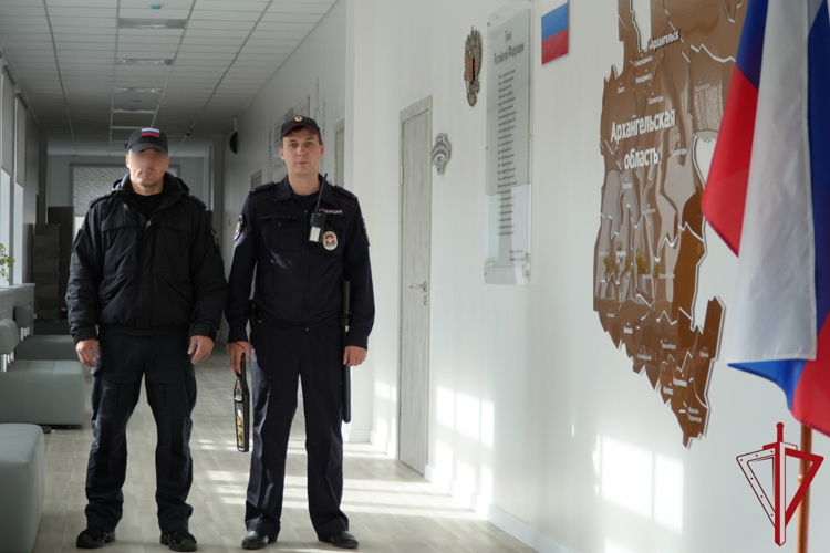Сотрудники Росгвардии провели обследование школ в Архангельске