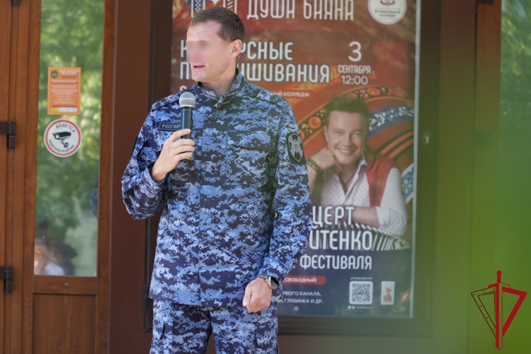 В Архангельске представитель Росгвардии поздравил учащихся и педагогов с Днем знаний