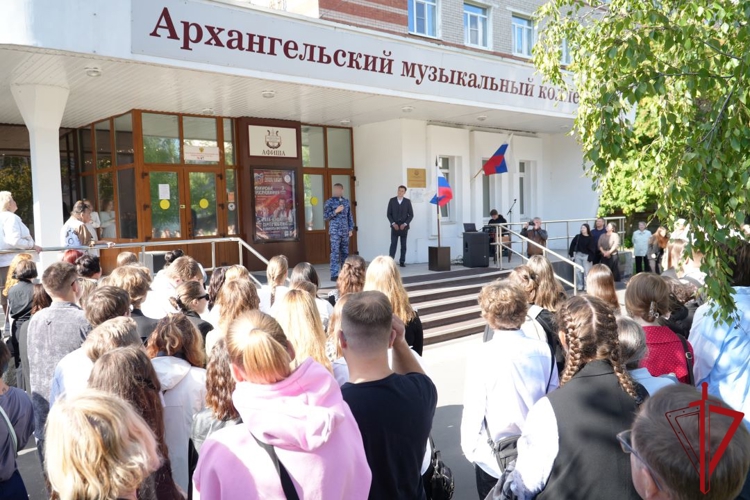 В Архангельске представитель Росгвардии поздравил учащихся и педагогов с Днем знаний