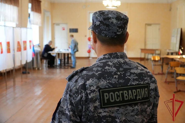 Сотрудники Росгвардии обеспечили безопасность проведения единого дня голосования на территории Архангельской области