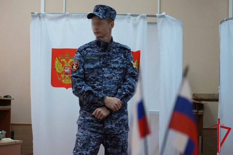 Сотрудники Росгвардии обеспечили безопасность проведения единого дня голосования на территории Архангельской области