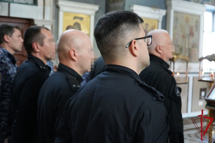 В Архангельске управление Росгвардии завершило Декаду солидарности в борьбе с терроризмом общей молитвой в храме