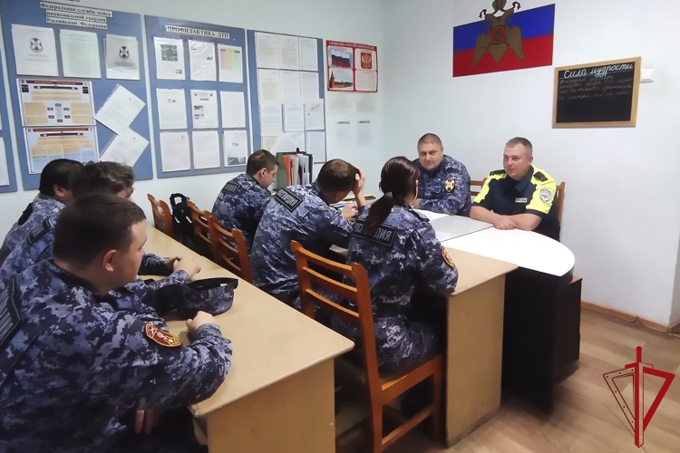 В Новодвинске сотрудники Росгвардии вместе с представителем ГАИ обсудили безопасность дорожного движения