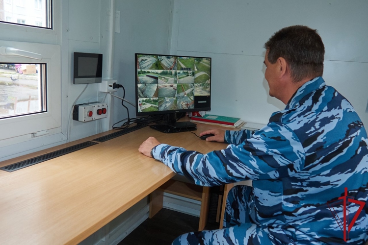 Инспекторы Росгвардии осуществляют мониторинговые мероприятия в образовательных учреждениях Поморья