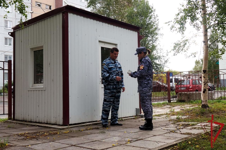 Инспекторы Росгвардии осуществляют мониторинговые мероприятия в образовательных учреждениях Поморья