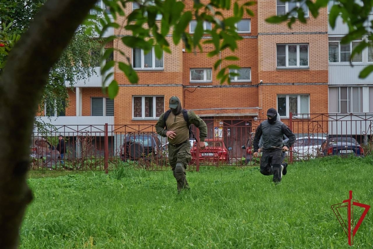 В Архангельске сотрудники Росгвардии приняли участие в антитеррористическом учении в школе