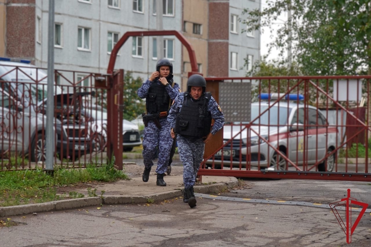 В Архангельске сотрудники Росгвардии приняли участие в антитеррористическом учении в школе