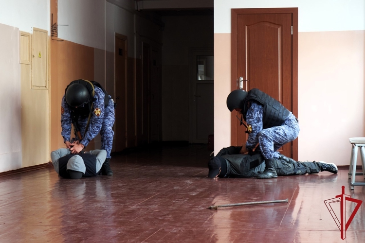 В Архангельске сотрудники Росгвардии приняли участие в антитеррористическом учении в школе
