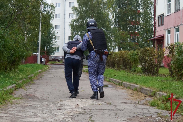 В Архангельске сотрудники Росгвардии приняли участие в антитеррористическом учении в школе