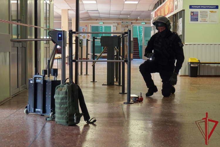 В Архангельске сотрудники Росгвардии приняли участие в антитеррористическом учении в школе