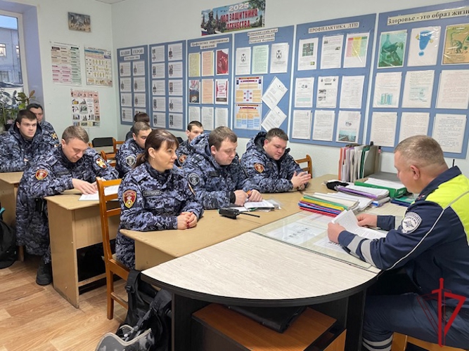 Сотрудники Новодвинского филиала УВО Росгвардии обсудили с офицером ГАИ безопасность на дорогах