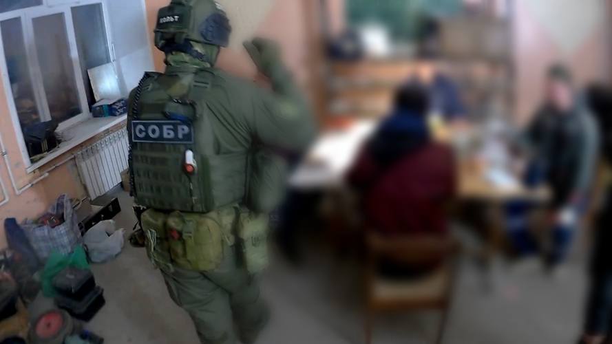 СОБР Росгвардии «Архангел» задержал подозреваемого в мошенничестве с деньгами на ремонт школы