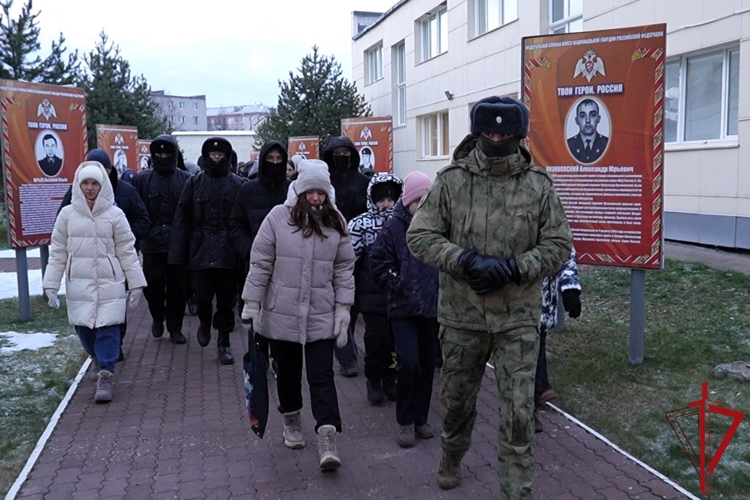 Спецназовцы Росгвардии провели экскурсию в архангельский отряд «Ратник», посвященную Дню Героев Отечества