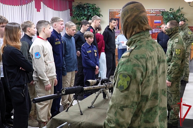 Спецназовцы Росгвардии провели экскурсию в архангельский отряд «Ратник», посвященную Дню Героев Отечества