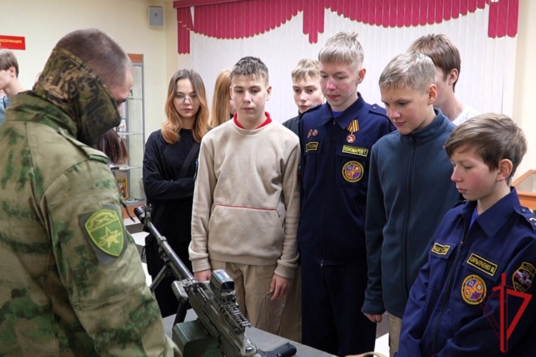 Спецназовцы Росгвардии провели экскурсию в архангельский отряд «Ратник», посвященную Дню Героев Отечества