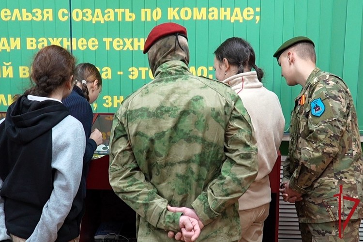 Спецназовцы Росгвардии провели экскурсию в архангельский отряд «Ратник», посвященную Дню Героев Отечества