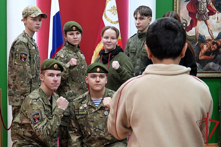 Спецназовцы Росгвардии провели экскурсию в архангельский отряд «Ратник», посвященную Дню Героев Отечества