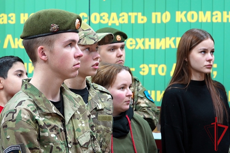 Спецназовцы Росгвардии провели экскурсию в архангельский отряд «Ратник», посвященную Дню Героев Отечества