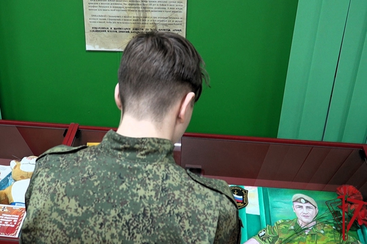 Спецназовцы Росгвардии провели экскурсию в архангельский отряд «Ратник», посвященную Дню Героев Отечества