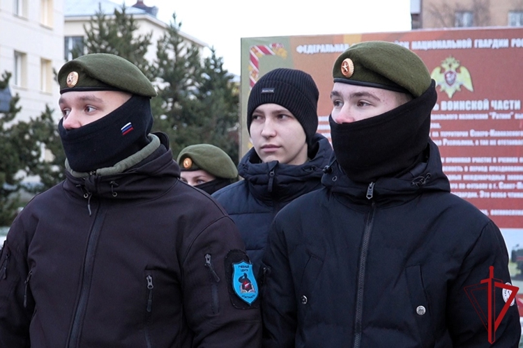 Спецназовцы Росгвардии провели экскурсию в архангельский отряд «Ратник», посвященную Дню Героев Отечества