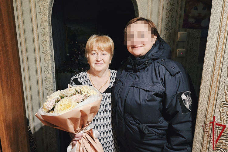 Вдов и матерей погибших сотрудников архангельского ОМОН Росгвардии поздравили с новогодними праздниками