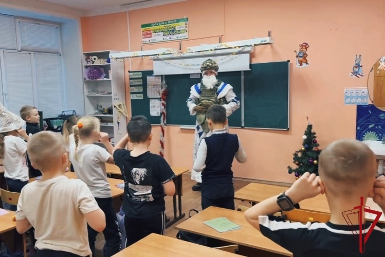«Дед Мороз специального назначения» устроил праздник для учеников архангельской школы