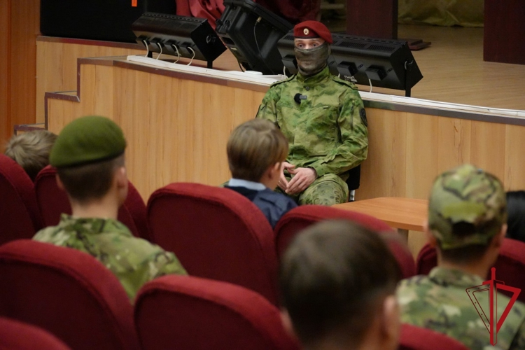 Спецназовцы Росгвардии провели экскурсию в архангельский отряд «Ратник», посвященную Дню Героев Отечества