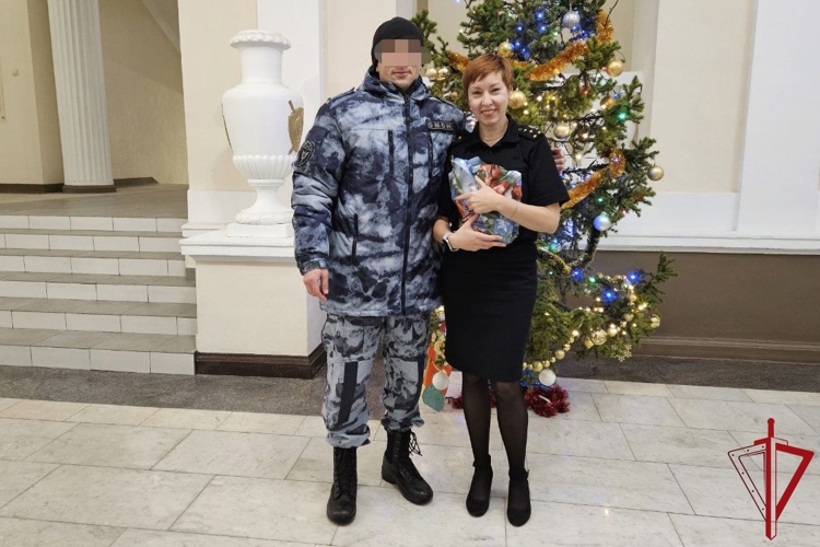Вдов и матерей погибших сотрудников архангельского ОМОН Росгвардии поздравили с новогодними праздниками