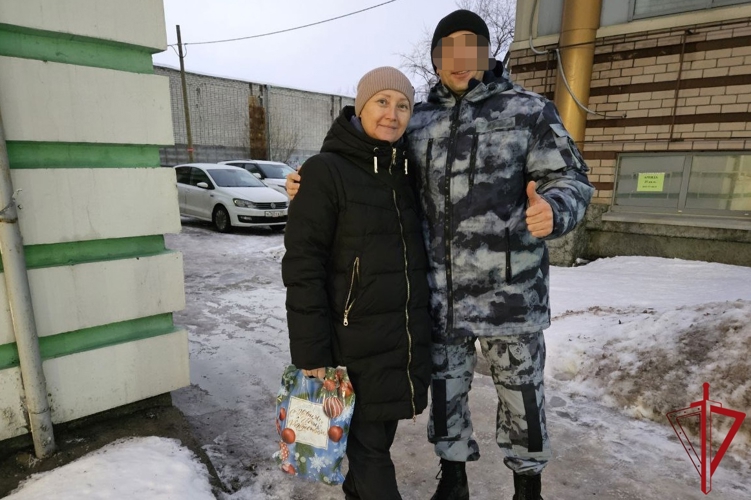 Вдов и матерей погибших сотрудников архангельского ОМОН Росгвардии поздравили с новогодними праздниками