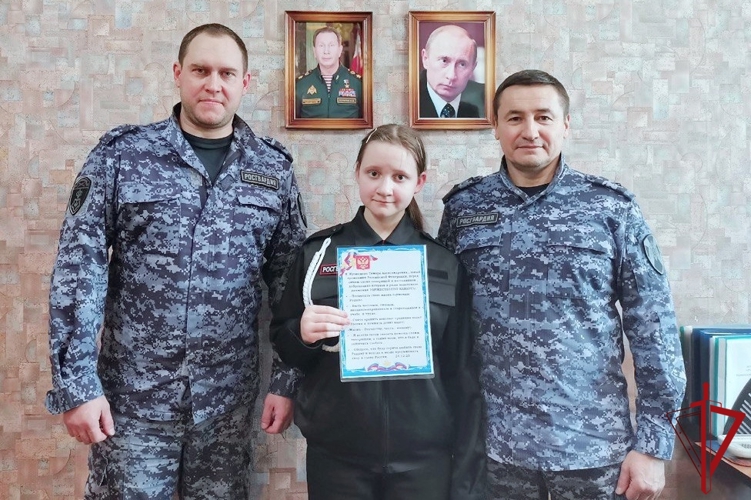 В Коряжме кадеты поздравили с Новым годом сотрудников Росгвардии