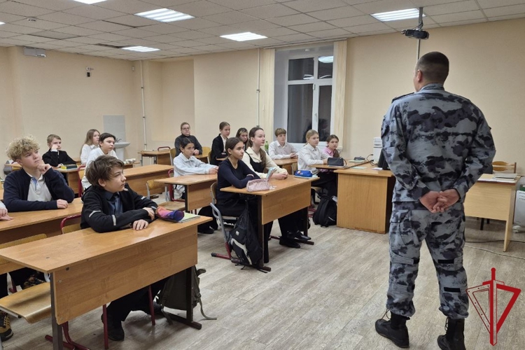 Замкомандира ОМОН Росгвардии провёл урок мужества в архангельской гимназии