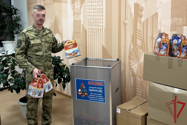 Военнослужащий Росгвардии из Архангельска присоединился к акции «Подари детям Новый год»