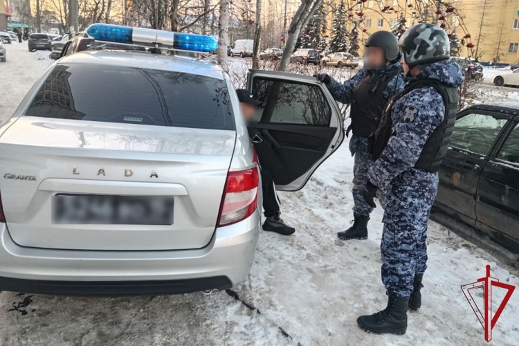 В Архангельске сотрудники Росгвардии задержали мужчину, напавшего с кинжалом на экипаж скорой помощи
