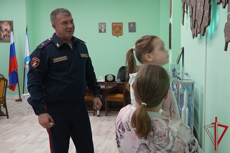 Генерал-майор Андрей Горбунов исполнил новогоднюю мечту девочки из Архангельска