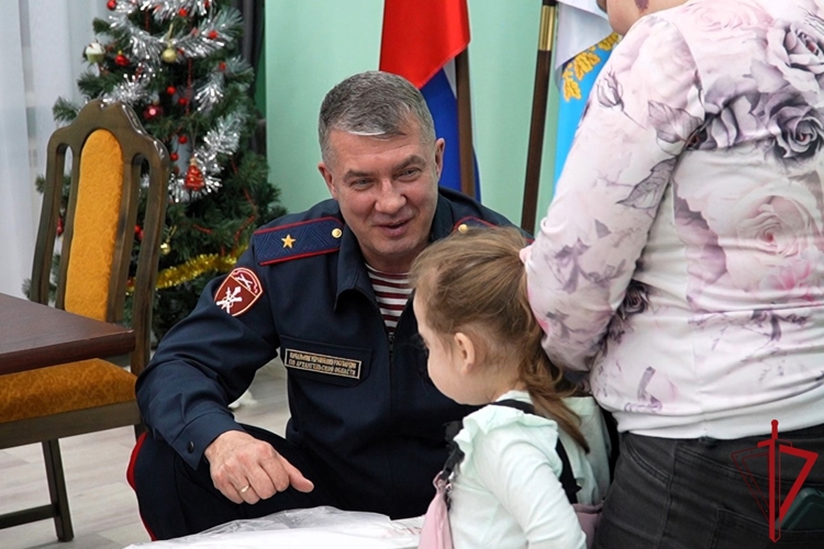 Генерал-майор Андрей Горбунов исполнил новогоднюю мечту девочки из Архангельска