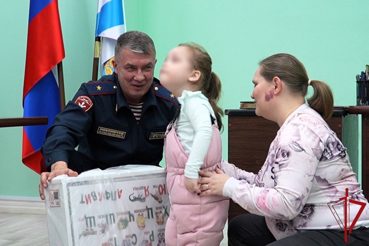 Генерал-майор Андрей Горбунов исполнил новогоднюю мечту девочки из Архангельска
