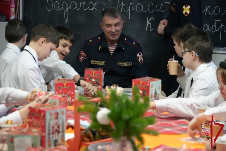 Архангельским кадетам Росгвардии организовали новогодний квиз и вручили подарки от «Деда Мороза СпН»