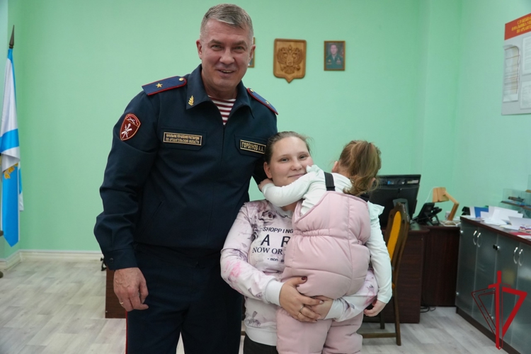 Генерал-майор Андрей Горбунов исполнил новогоднюю мечту девочки из Архангельска