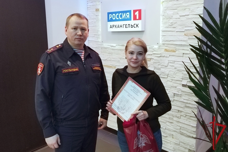 Офицер Росгвардии поздравил архангельских журналистов с профессиональным праздником