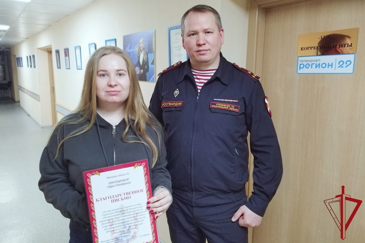 Офицер Росгвардии поздравил архангельских журналистов с профессиональным праздником