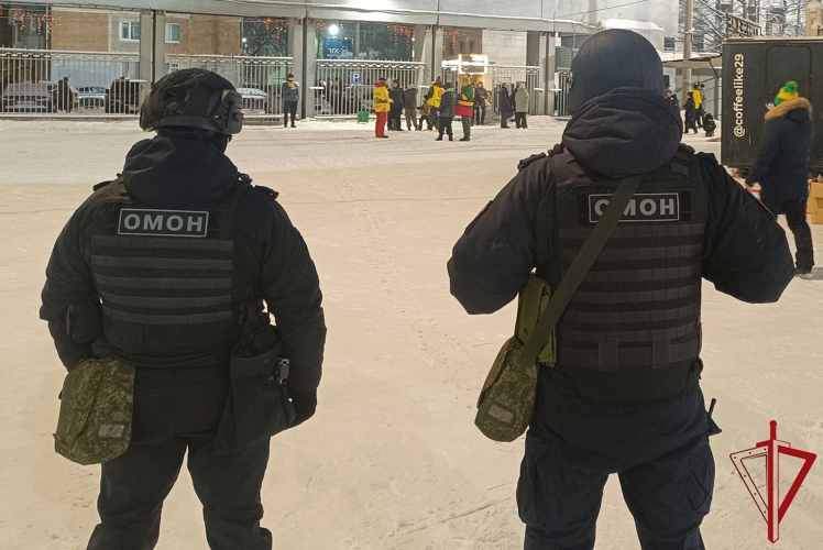ОМОН Росгвардии принял участие в обеспечении правопорядка матчей по хоккею с мячом в Архангельске