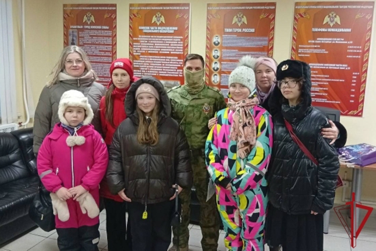 Отряд специального назначения «Ратник» Северо-Западного округа Росгвардии провёл день открытых дверей для архангельских школьников