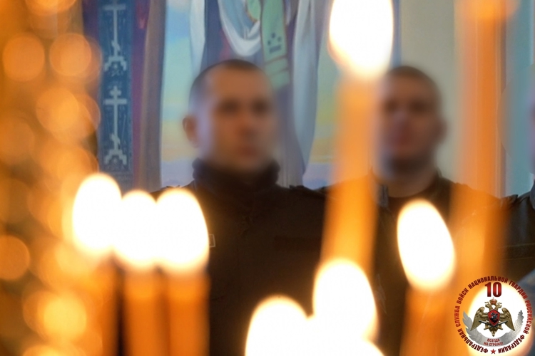 Сотрудники спецподразделений Росгвардии помолились за богослужением в архангельском храме