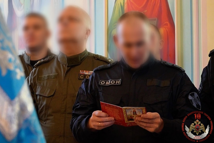 Сотрудники спецподразделений Росгвардии помолились за богослужением в архангельском храме