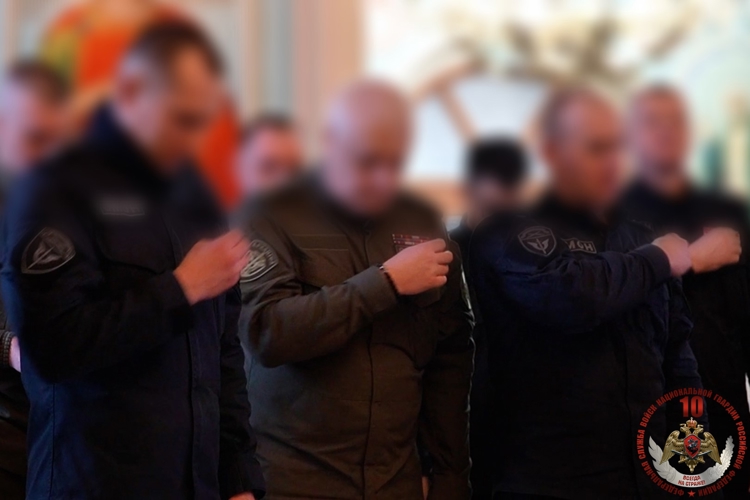 Сотрудники спецподразделений Росгвардии помолились за богослужением в архангельском храме