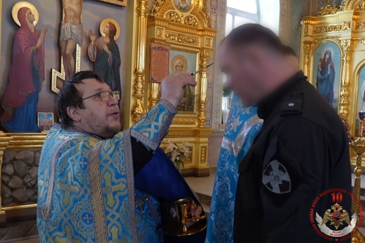 Сотрудники спецподразделений Росгвардии помолились за богослужением в архангельском храме