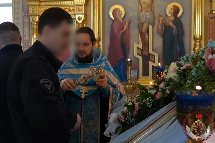 Сотрудники спецподразделений Росгвардии помолились за богослужением в архангельском храме