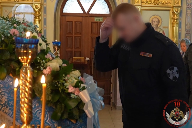 Сотрудники спецподразделений Росгвардии помолились за богослужением в архангельском храме
